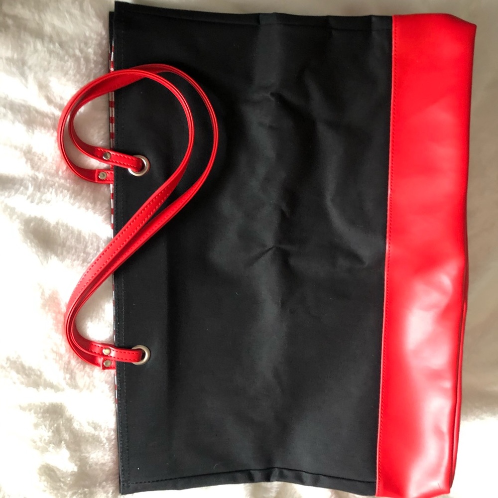 Beach tote with waterproof lining